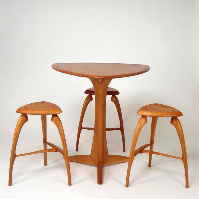 "Trillium" table and stools
